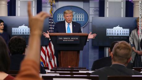 Chaos rocks Trump White House on virus&#39; most tragic day