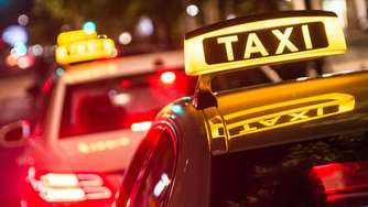 Passagiere wundern sich: Taxifahrer darf sie nicht mehr zum Ziel fahren