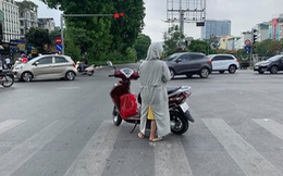 Người phụ nữ khiến cả phố Hà Nội "thở dài" vì phong cách dừng đèn đỏ ngang ngược
