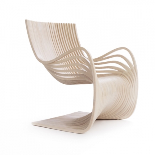 The Piegatto Pipo Chair is conceived as a wooden surface that integrates armchairs and seat from the same material. 